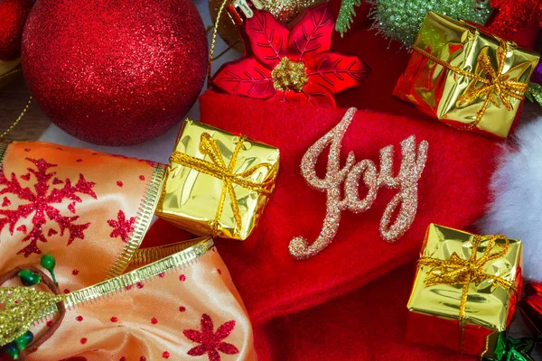 Noël et Nouvel An fond avec décorations et boîte cadeau — Photo