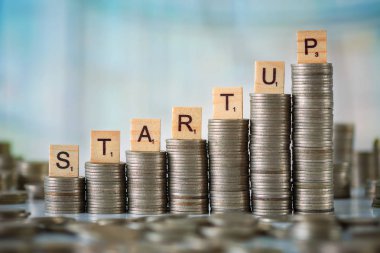 Ahşap harflerle sikke yığını