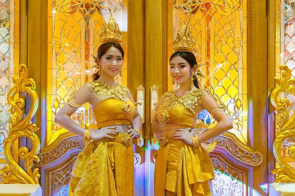Donne thailandesi con costume tradizionale — Foto Stock