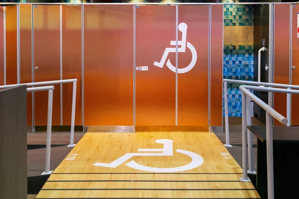 Handicap znak przed Toaleta Publiczna — Zdjęcie stockowe