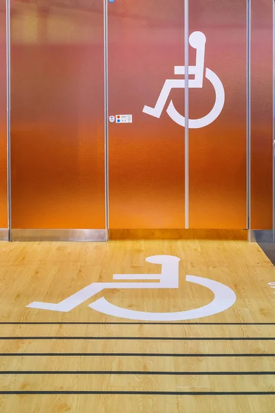 Handicap znak przed Toaleta Publiczna — Zdjęcie stockowe