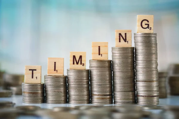 Pila de Monedas con Letras de Madera —  Fotos de Stock