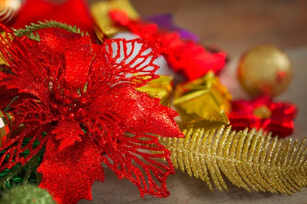 Jul och nyår bakgrund med dekorationer — Stockfoto