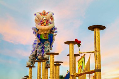  Bir grup insan Çin yeni yıl kutlamaları sırasında bir aslan dans gerçekleştirmek