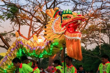  Bir grup insan gerçekleştirmek bir ejderha dansı Çin yeni yıl kutlamaları sırasında