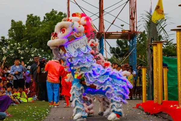 Un groupe de personnes effectue une danse du lion lors de la célébration du Nouvel An chinois — Photo