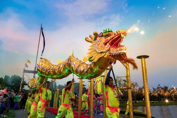 Um grupo de pessoas realizar uma dança do dragão durante a celebração do ano novo chinês — Fotografia de Stock