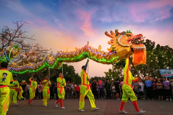 Un grupo de personas realiza un baile de dragón durante la celebración del año nuevo chino — Foto de Stock