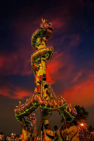 Um grupo de pessoas realizar uma dança do dragão durante a celebração do ano novo chinês — Fotografia de Stock