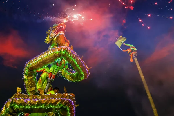 Μια ομάδα ανθρώπων εκτελούν έναν χορό του Δράκου κατά τη διάρκεια του κινεζικού νέου έτους εορτασμού — Φωτογραφία Αρχείου