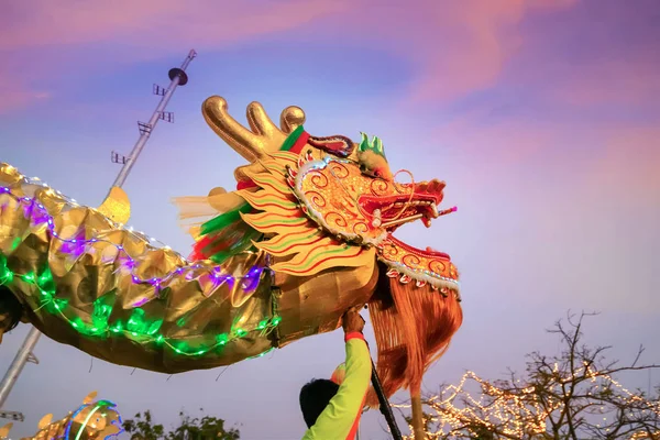 Танец дракона в китайском Новом году — стоковое фото