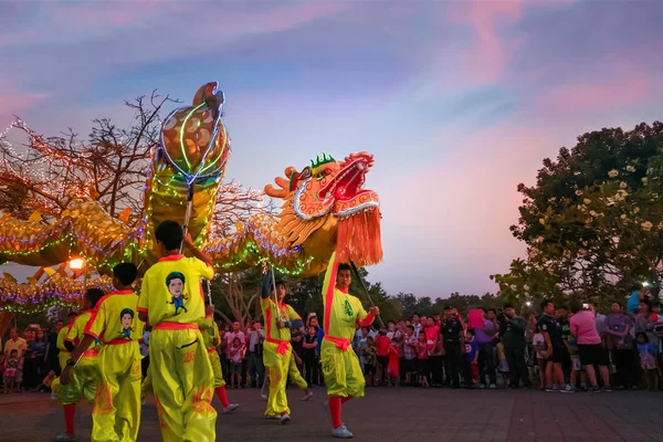 Danza del dragón en la celebración del año nuevo chino — Foto de Stock