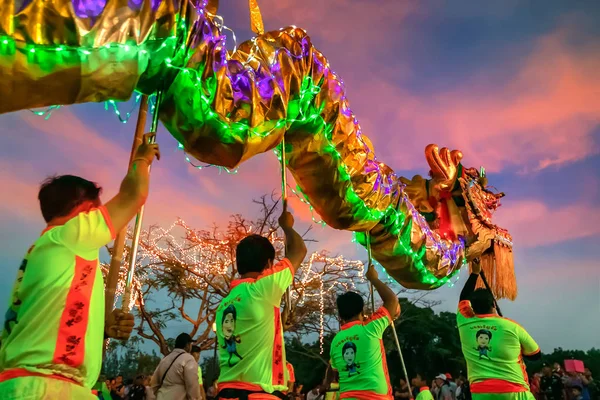 Çin yeni yılı Kutlama dansında Dragon — Stok fotoğraf