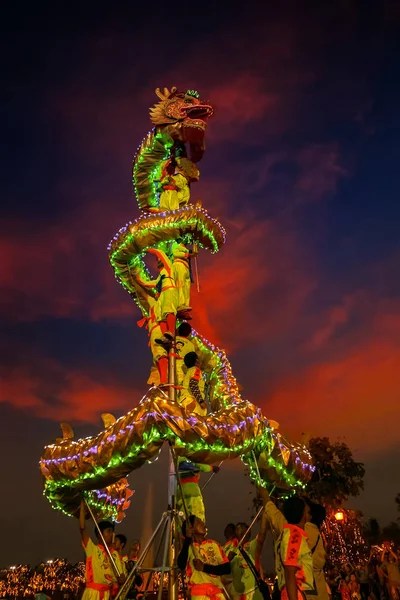 中国の新年のお祝いでドラゴン ダンス — ストック写真