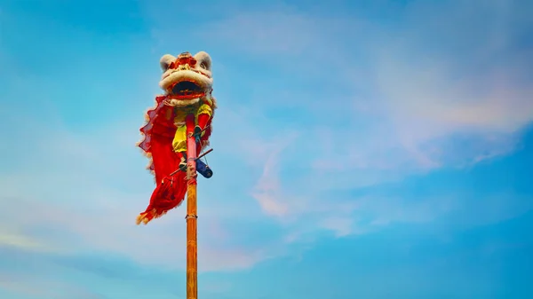 Танец льва на праздновании китайского Нового года — стоковое фото