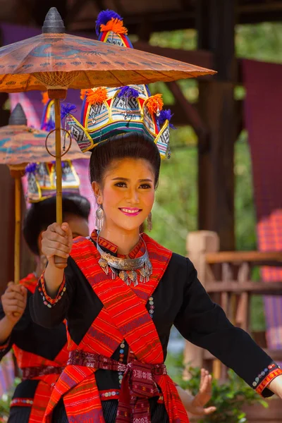 Deltagare på thailändska traditionella kultur Festival — Stockfoto