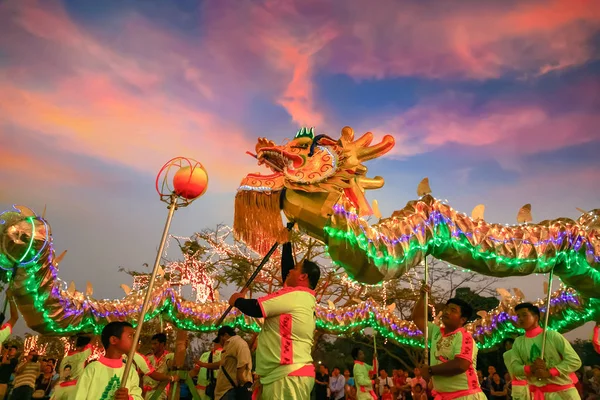 Danza del dragón en la celebración del año nuevo chino — Foto de Stock