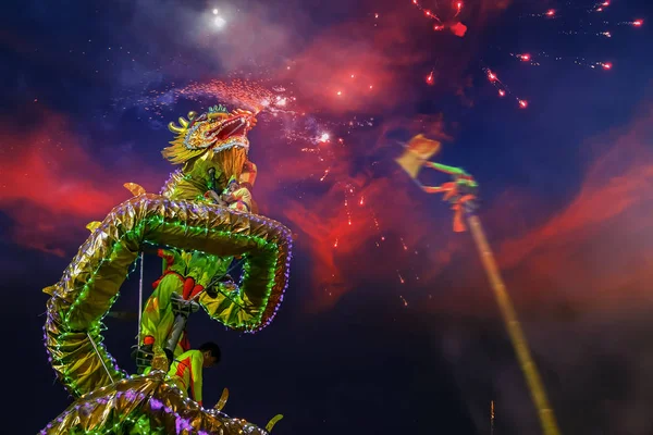 Danza del dragón en la celebración del año nuevo chino —  Fotos de Stock