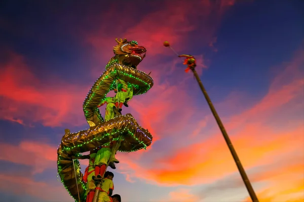 Dragon Dance i kinesiska nyårsfirande — Stockfoto
