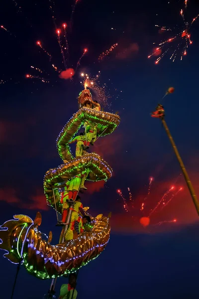 Danza del dragón en la celebración del año nuevo chino —  Fotos de Stock