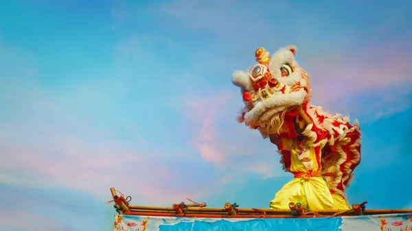 Танец льва в китайском новогоднем празднике — стоковое фото