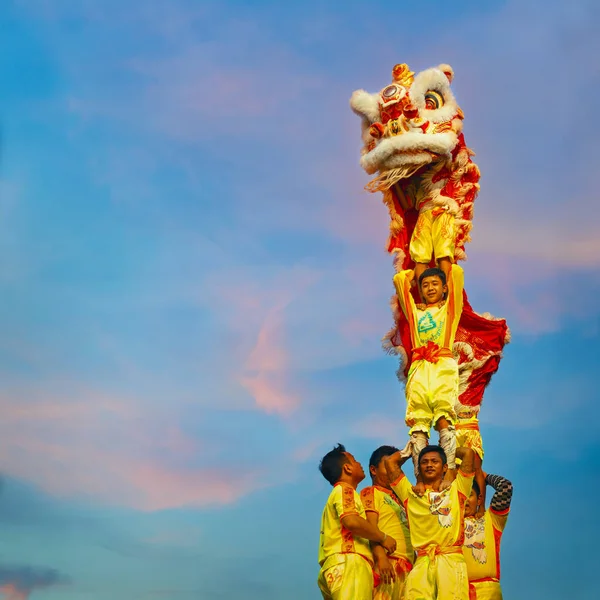 Danza del León en una Celebración del Año Nuevo Chino — Foto de Stock