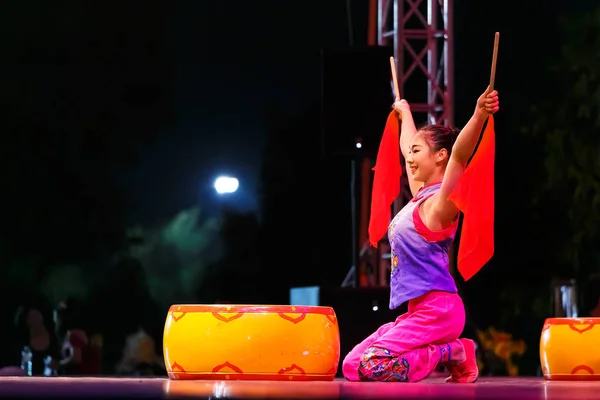 Jinan Acrobatic Troupe Realize em uma celebração de Ano Novo Chinês — Fotografia de Stock