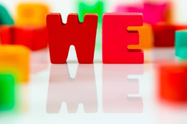 Yansıması ile renkli ahşap alfabe