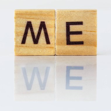 Yansıması ile renkli ahşap alfabe