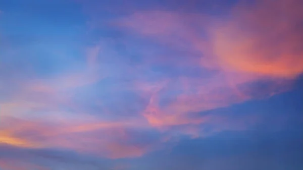 늦은 저녁에 아름 다운 황혼의 하늘 — 스톡 사진