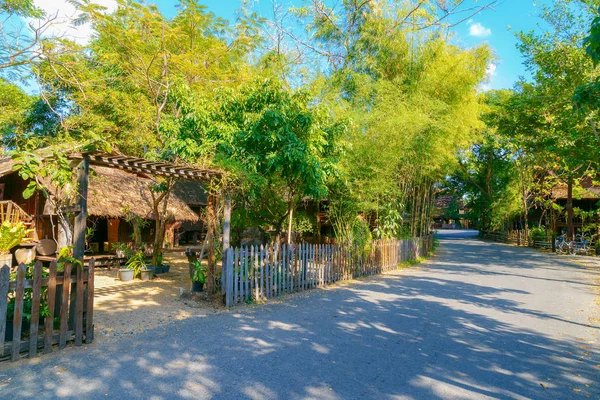 Thailändska traditionella hus i landsbygd — Stockfoto