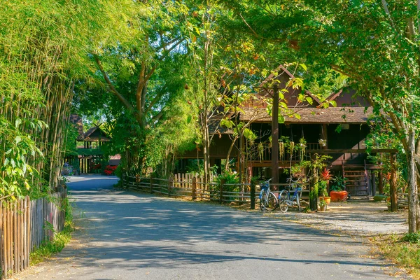 Тайский традиционный дом в сельской местности — стоковое фото