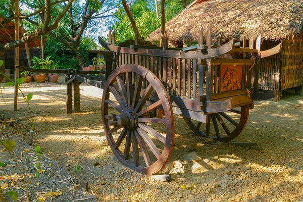 Casa tradicional tailandesa en zona rural — Foto de Stock