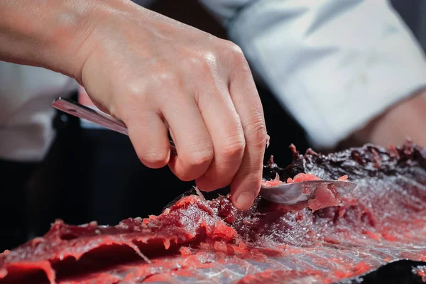 Japanese "Sashimi" chef preparing a fresh Maguro (giant tuna fish) — Stock Photo, Image