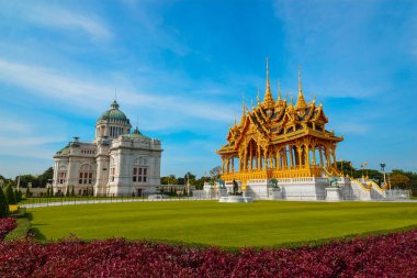 Barom Bangkok, Tayland Kraliyet Dusit Sarayı Mangalanusarani Pavyonu ile Ananta Samakhom taht Salonu