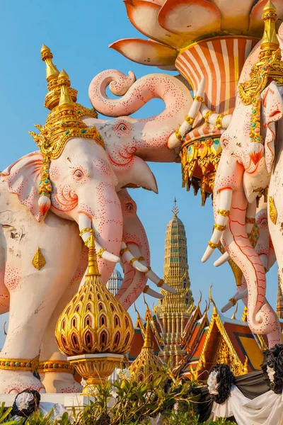 Patung-patung Gajah di depan Kuil Wat Phrakew dan Istana Agung Thailand — Stok Foto