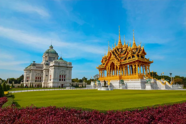 Ananta Samakhom Throne Hall com o Pavilhão Barom Mangalanusarani no Palácio Real Dusit em Bangkok, Tailândia — Fotografia de Stock