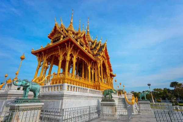Paviliun Mangalanusarani Barom di wilayah Balai Takhta Ananta Samakhom di Istana Dusit Kerajaan di Bangkok, Thailand — Stok Foto