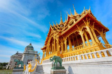 Barom Mangalanusarani Pavilion ile Ananta Samakhom taht Salonu 