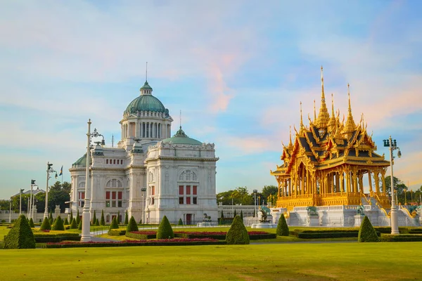 Salle du Trône Ananta Samakhom avec pavillon Barom Mangalanusarani — Photo