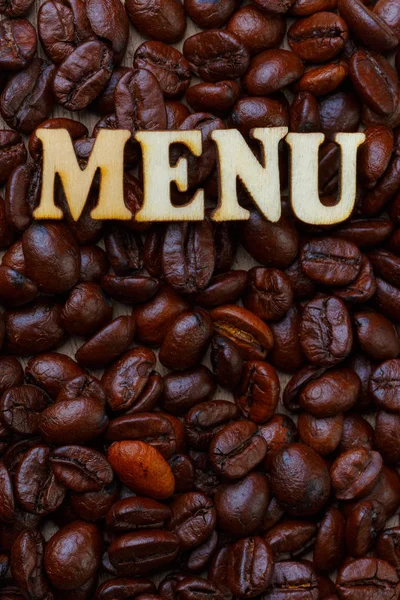 Grão de café com uma xícara de café e madeira alfabetos — Fotografia de Stock