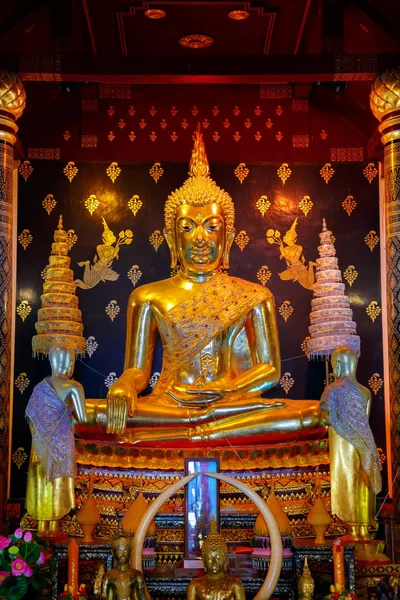 Phra Phuttha Chinnasi Buddha bild på Wat Phra Si Rattana Mahathat tempel i Phitsanulok, Thailand — Stockfoto