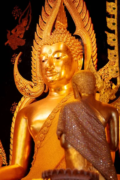 Phra phuttha chinnarat Buddha-Bild im wat phra si rattana mahathat Tempel in Phitsanulok, Thailand — Stockfoto