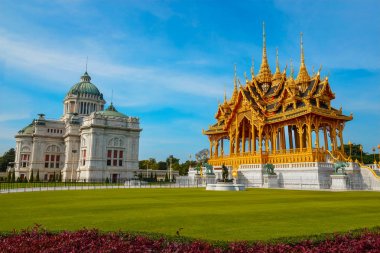 Barom Mangalanusarani Pavilion ile Ananta Samakhom taht Salonu 