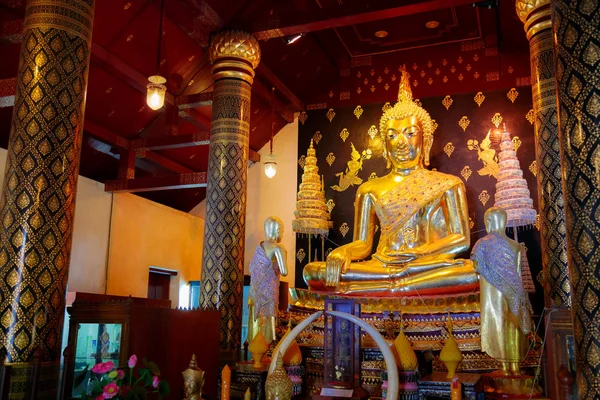 Phra Phuttha Chinnasi Buddha Imagen en el templo de Wat Phra Si Rattana Mahathat en Phitsanulok, Tailandia — Foto de Stock