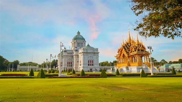 Ananta Samakhom Throne Hall med Barom Mangalanusarani paviljong — Stockfoto