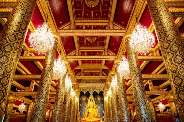 Phra Phuttha Chinnarat Buddha Imagen en el templo de Wat Phra Si Rattana Mahathat en Phitsanulok, Tailandia — Foto de Stock