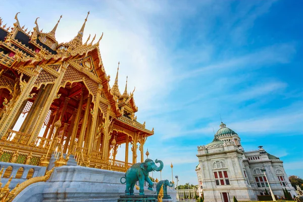Ananta Samakhom Throne Hall com o Pavilhão Barom Mangalanusarani em Bangkok, Tailândia — Fotografia de Stock