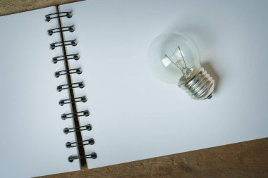 Bir açılan Sketchbook yerleştirilen bir ampul