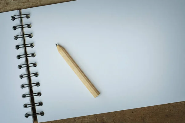 Un lápiz colocado en un cuaderno de dibujo — Foto de Stock